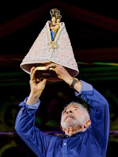 Figure 2: Lula levanta a santa em Belém do Pará, em 28 de setembro de 2026.